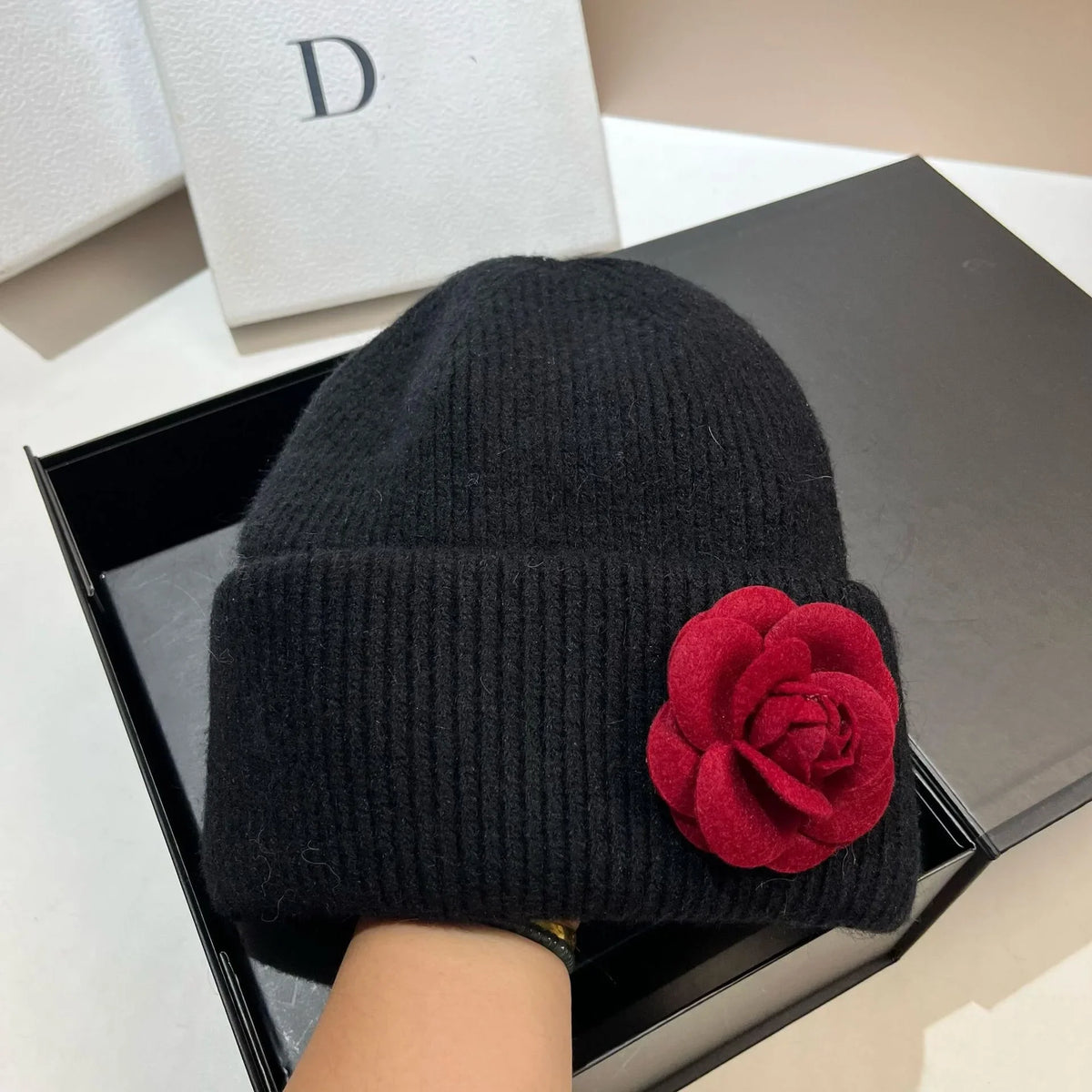 Gorro de invierno de punto con pelo de conejo para mujer - Sombrero cálido de canalé suave con detalle de flor de camelia