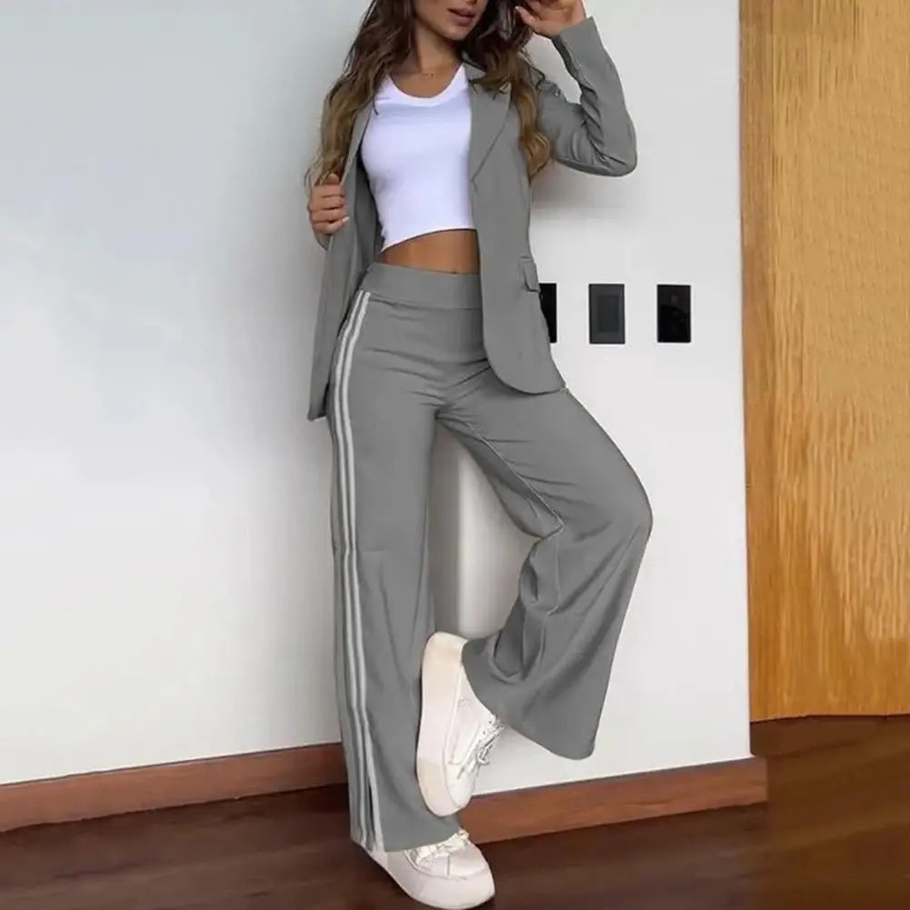 Dámský komplet s vypasovaným sakem a kalhotami - sako s dlouhými rukávy a kalhoty se širokými nohavicemi pro elegantní ležérní styl