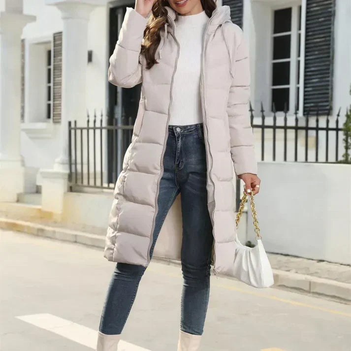 Langer Steppmantel mit Kapuze für Damen – schlichter, wattierter Mantel für winterliche City-Outfits