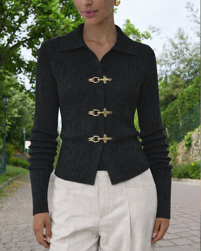Dámský žebrovaný pletený kardigan s kovovými sponami a límečkem – elegantní vypasovaná vrstva do kanceláře i pro smart casual styl