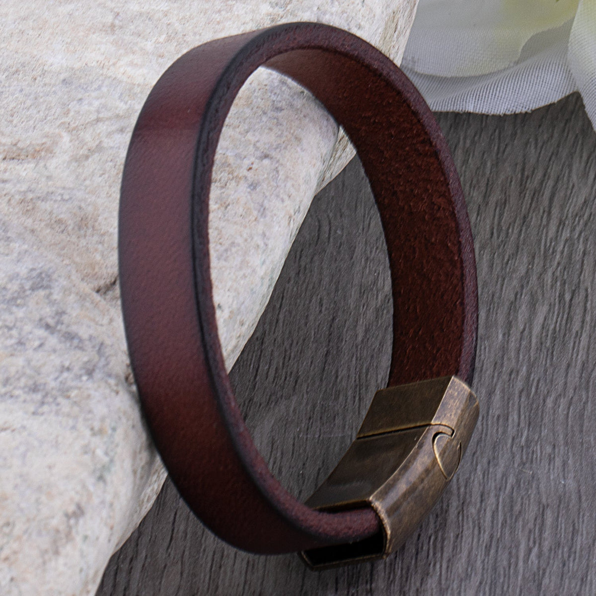 Men’s Leather Bracelet with Brass Clasp – Minimal Wristwear for Casual and Smart Styling