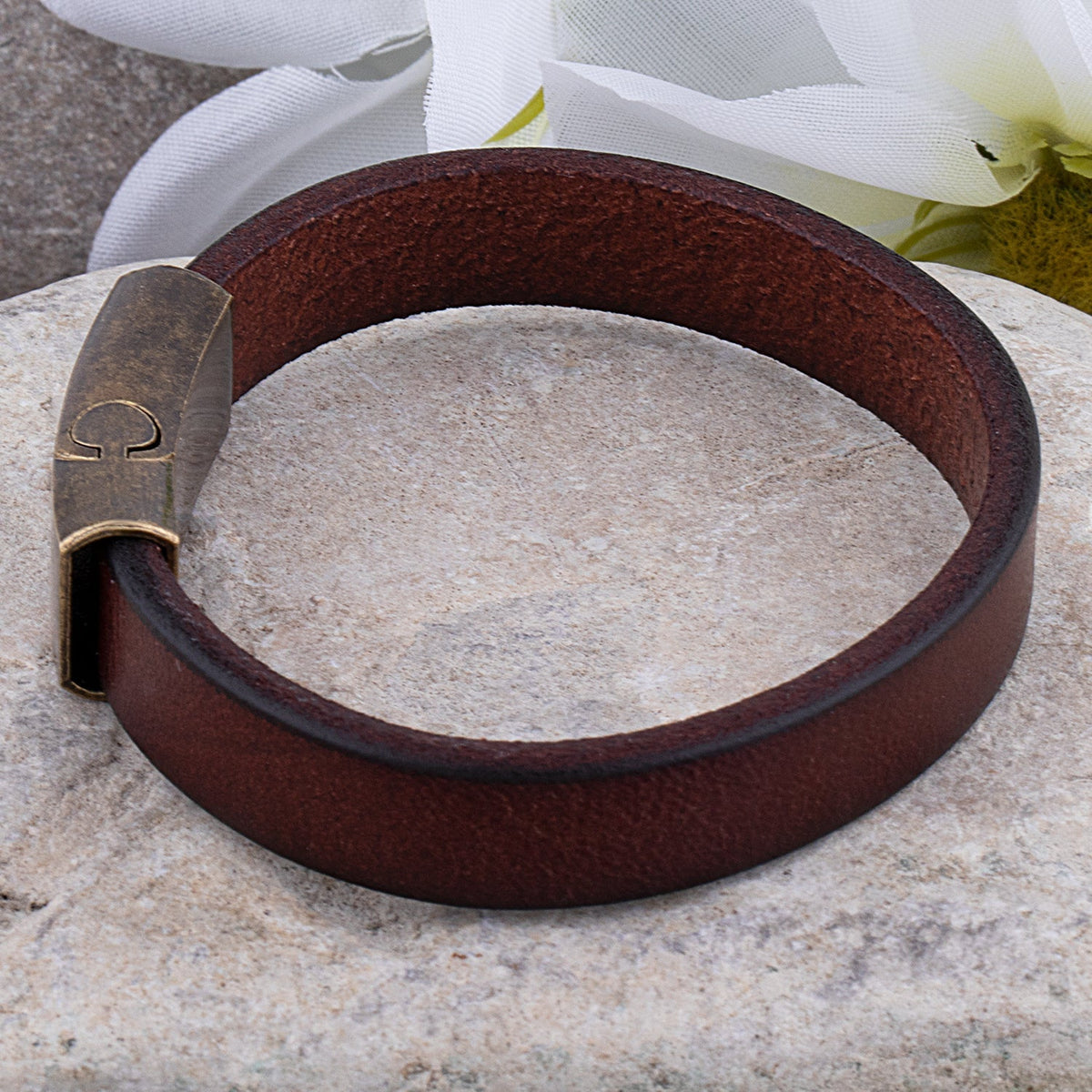 Men’s Leather Bracelet with Brass Clasp – Minimal Wristwear for Casual and Smart Styling