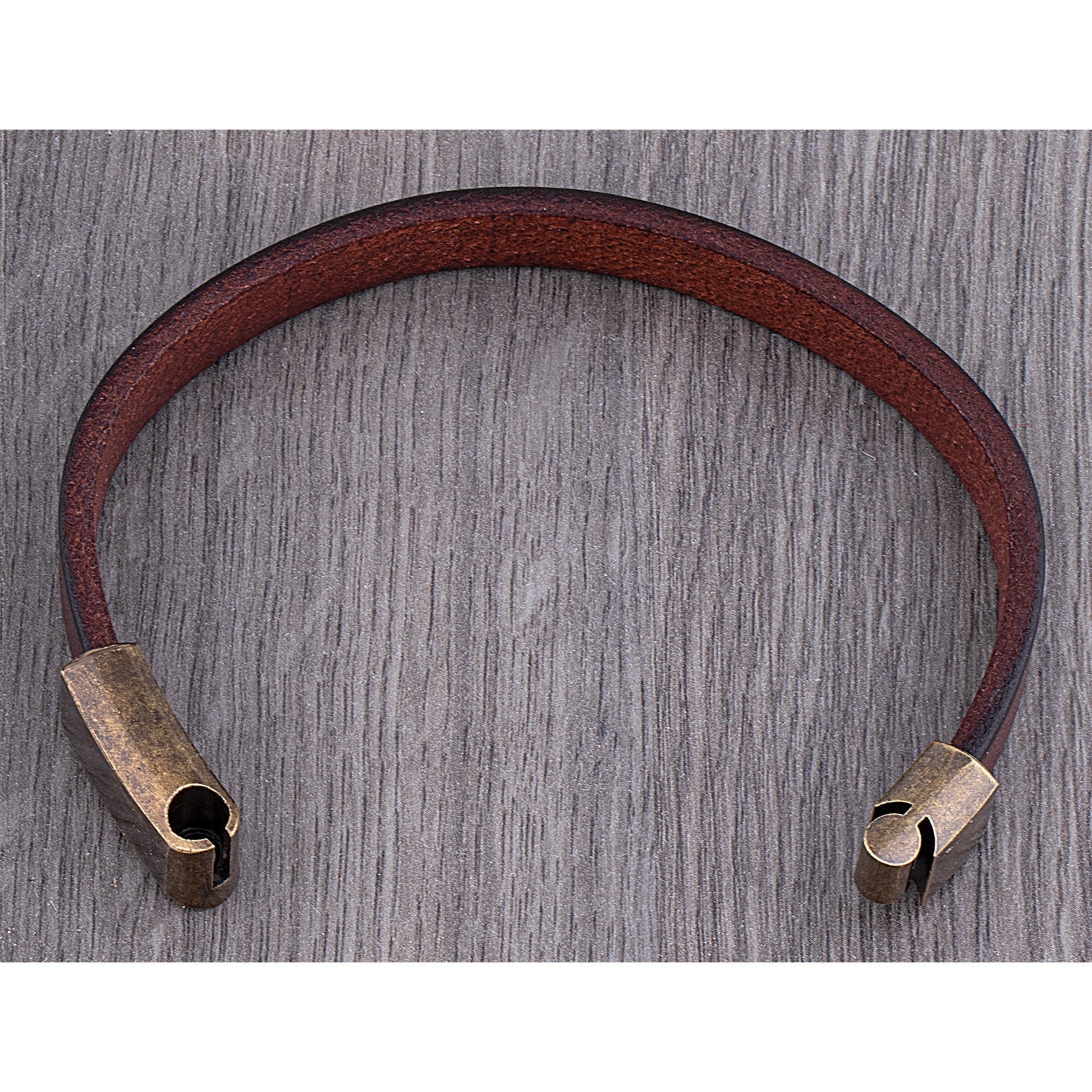 Men’s Leather Bracelet with Brass Clasp – Minimal Wristwear for Casual and Smart Styling