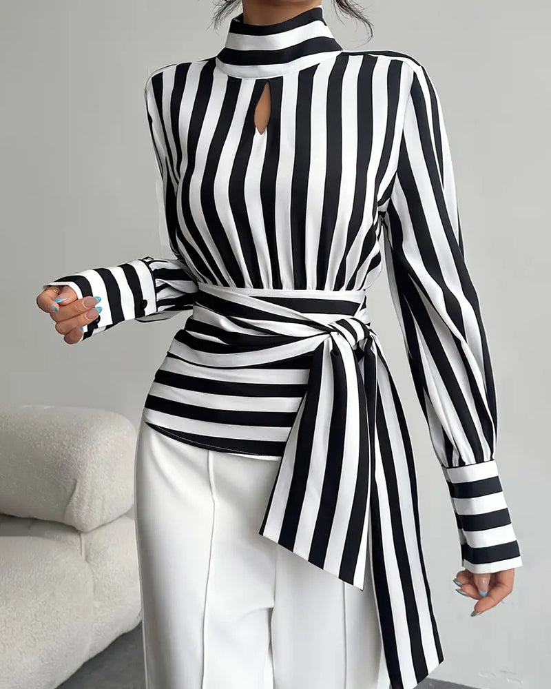 Elegante bedrukte damesblouse met hoge hals, sleutelgatuitsnijding en gedrapeerde strikceintuur – getailleerde top met lange mouwen voor kantoor en avondkleding