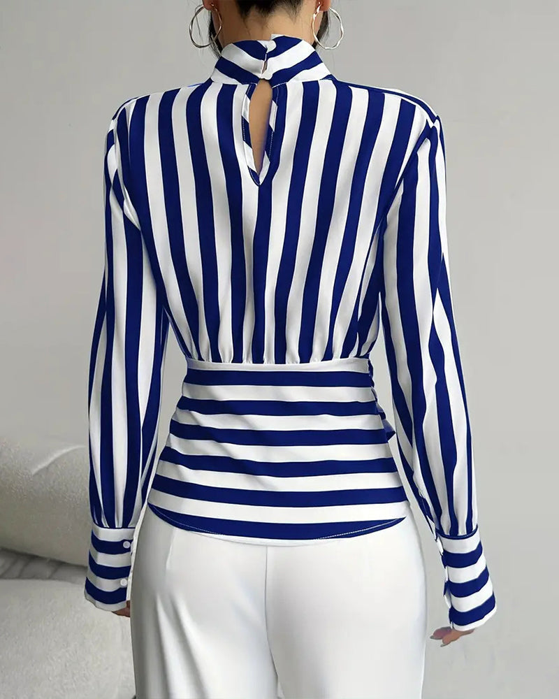 Elegante bedrukte damesblouse met hoge hals, sleutelgatuitsnijding en gedrapeerde strikceintuur – getailleerde top met lange mouwen voor kantoor en avondkleding