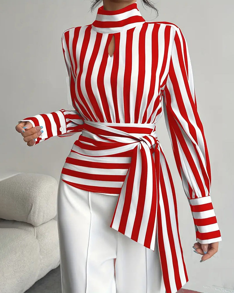 Elegante bedrukte damesblouse met hoge hals, sleutelgatuitsnijding en gedrapeerde strikceintuur – getailleerde top met lange mouwen voor kantoor en avondkleding
