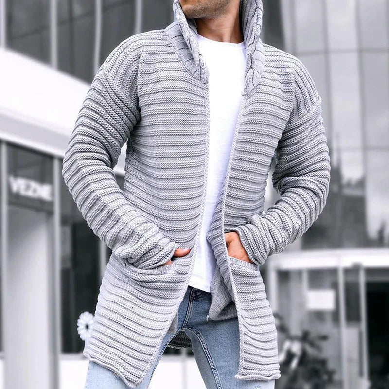 Lang cardigan til mænd i ribstrikket materiale - tyk lag-på-lag-model med sjalskrave, åben front og lommer til afslappet bytøj i efteråret og vinteren, weekendoutfits og hverdagsstil i koldt vejr