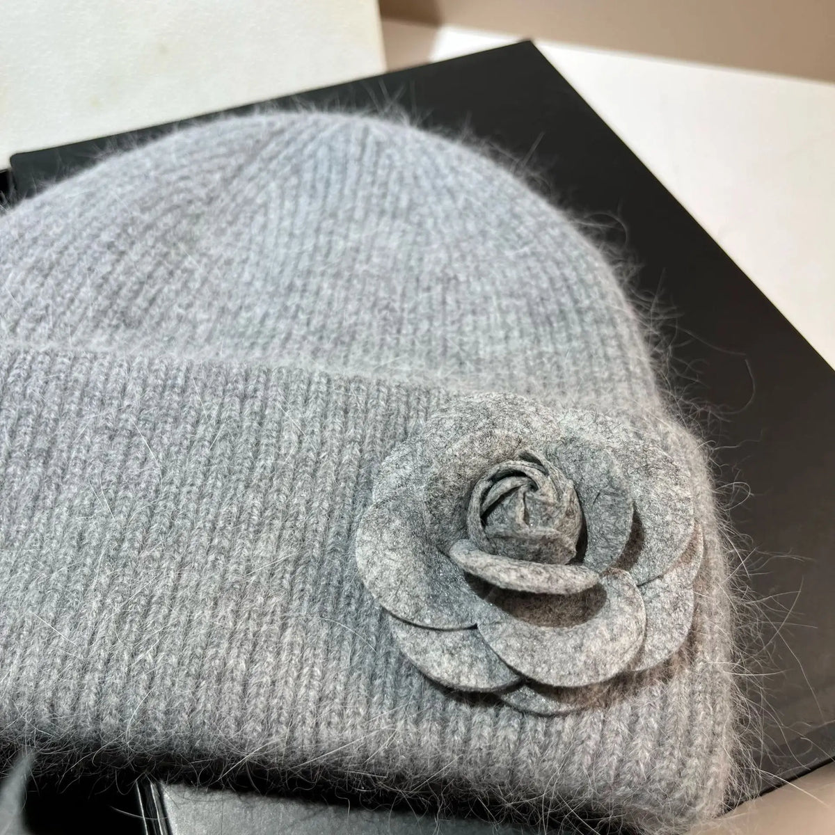 Gorro de invierno de punto con pelo de conejo para mujer - Sombrero cálido de canalé suave con detalle de flor de camelia