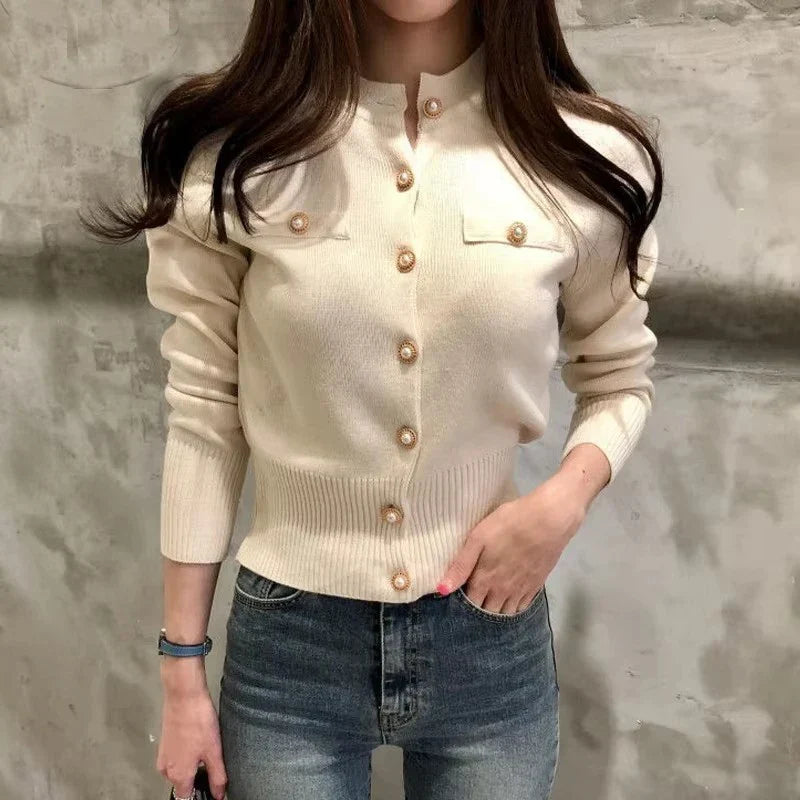 Cardigan elegant de damă din tricot fin - pulover cambrat cu guler înalt și nasturi decorativi cu aspect de perlă, pentru ținute smart casual