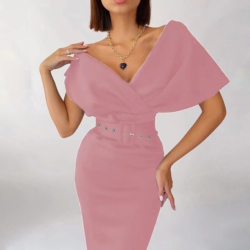 Abito aderente da donna con spalle scoperte, cintura strutturata, midi elegante