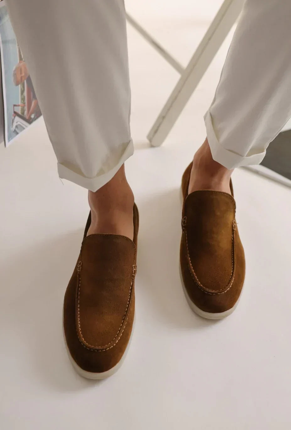 Férfi velúr penny loafer – minimalista bebújós kialakítás mokaszinorr-varrással és könnyű, hétköznapi talppal
