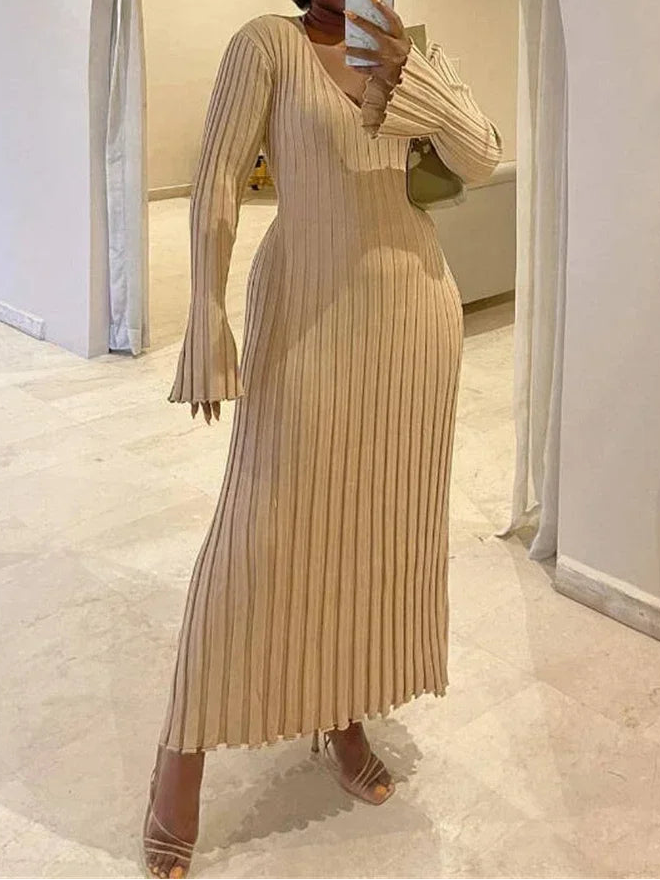 Rochie maxi elegantă de damă din tricot striat - rochie tip pulover mulată, cu mâneci lungi, decolteu în V și tiv evazat vaporos, pentru toamnă și iarnă