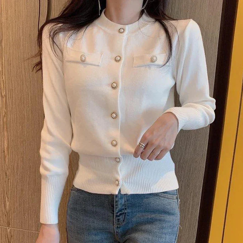 Cardigan elegant de damă din tricot fin - pulover cambrat cu guler înalt și nasturi decorativi cu aspect de perlă, pentru ținute smart casual