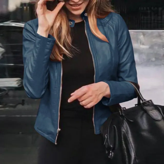Chaqueta biker entallada de cuero sintético para mujer con cuello alto y cierre frontal - Prenda corta y estilizada para el otoño y looks elegantes informales