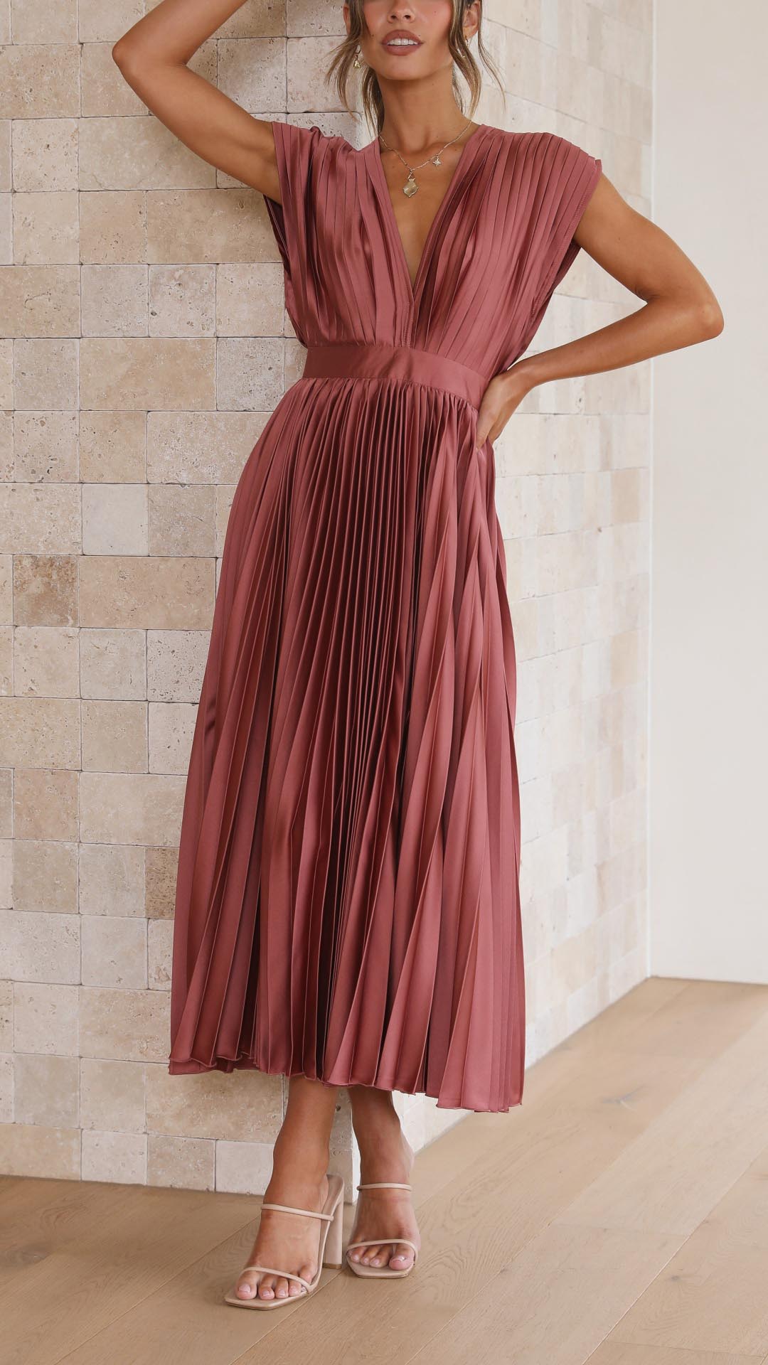 Vestido Midi Plissado de Cetim para Mulher com Decote em V Drapeado