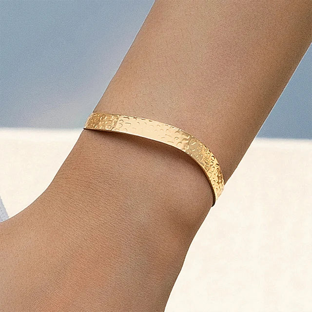 Women’s Adjustable Crossover Cuff Bracelet – Minimalist Open Metal Wrist Jewellery for Everyday Styling Layered Looks Events and Smart Occasions