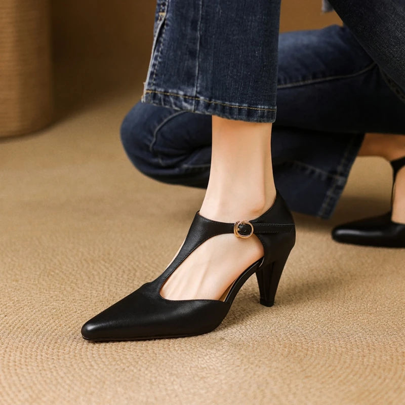 Dámské lodičky s špičatou špičkou, koženým T-páskem a nízkým podpatkem kitten heel