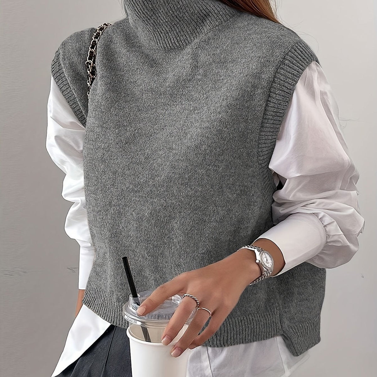 Vestă tricotată cu guler înalt pentru femei, cu borduri reiate și despicături laterale - strat lejer fără mâneci, pentru ținute clasice de zi cu zi și smart casual