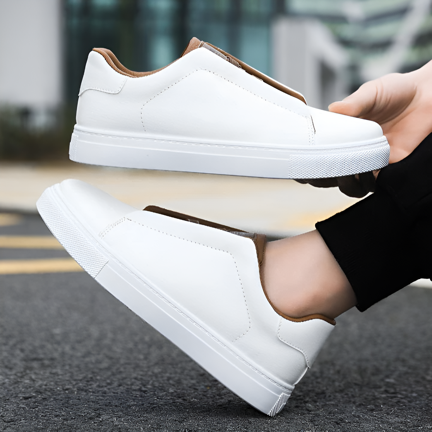 Herresneakers i glat læder med elastiske snørebånd og tyk sål