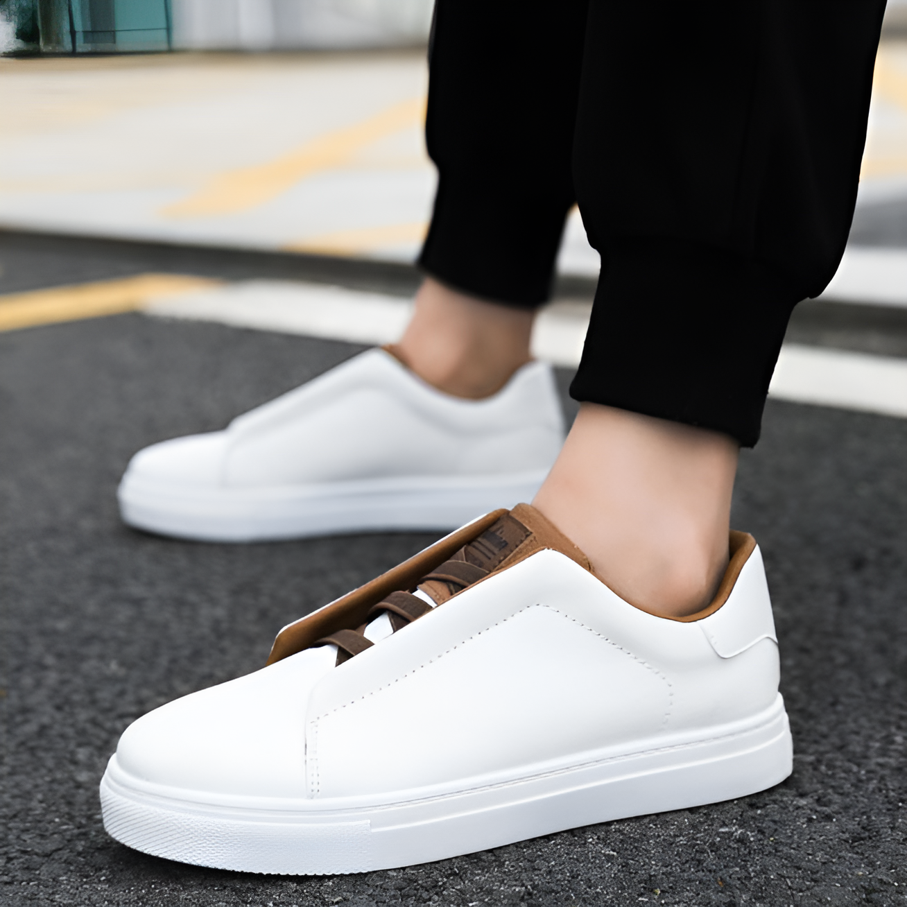 Herresneakers i glat læder med elastiske snørebånd og tyk sål