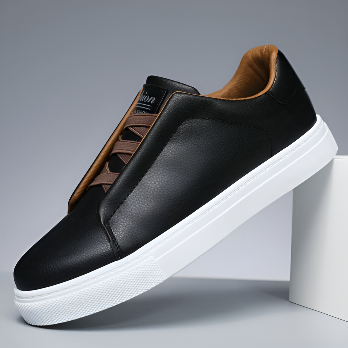 Herresneakers i glat læder med elastiske snørebånd og tyk sål