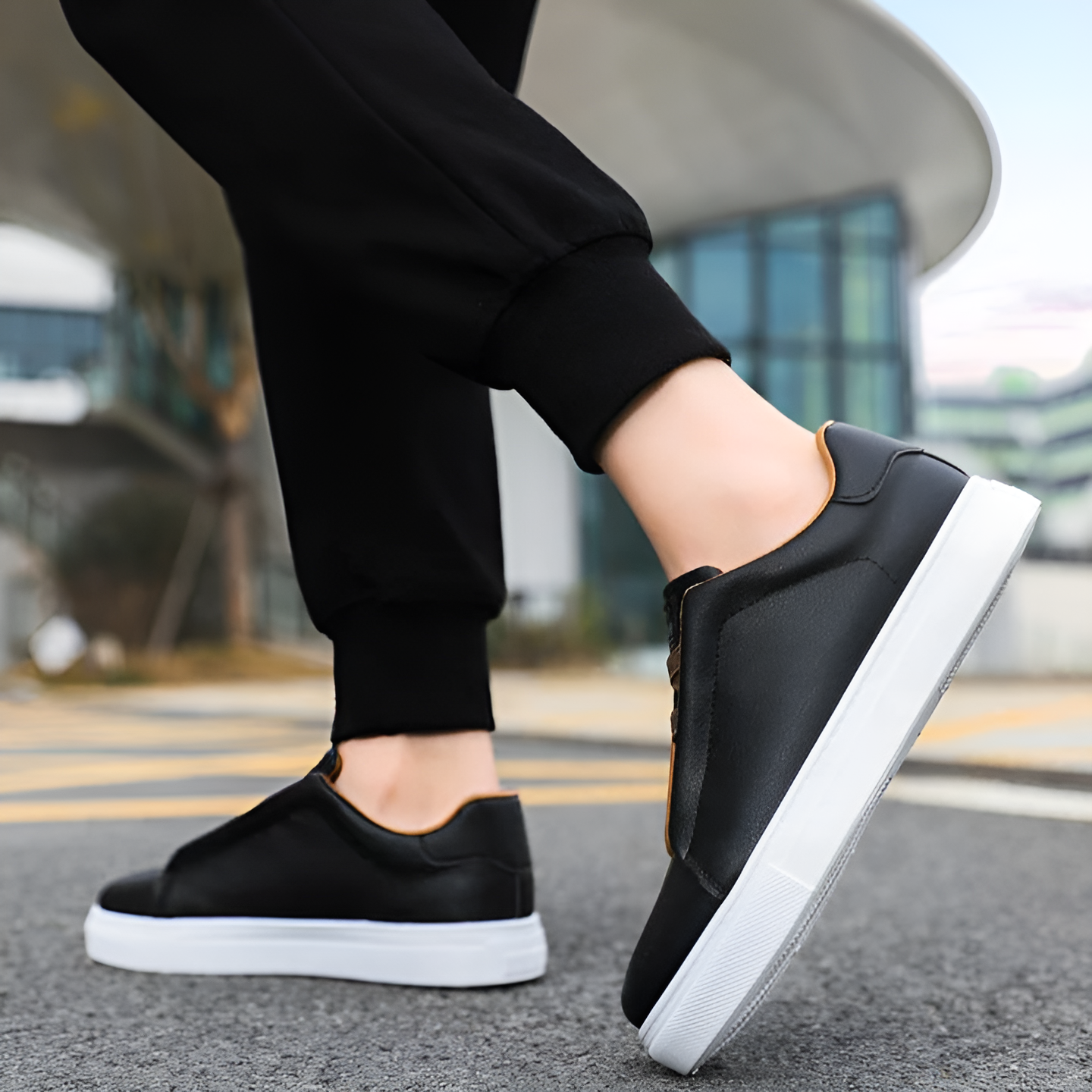 Herresneakers i glat læder med elastiske snørebånd og tyk sål