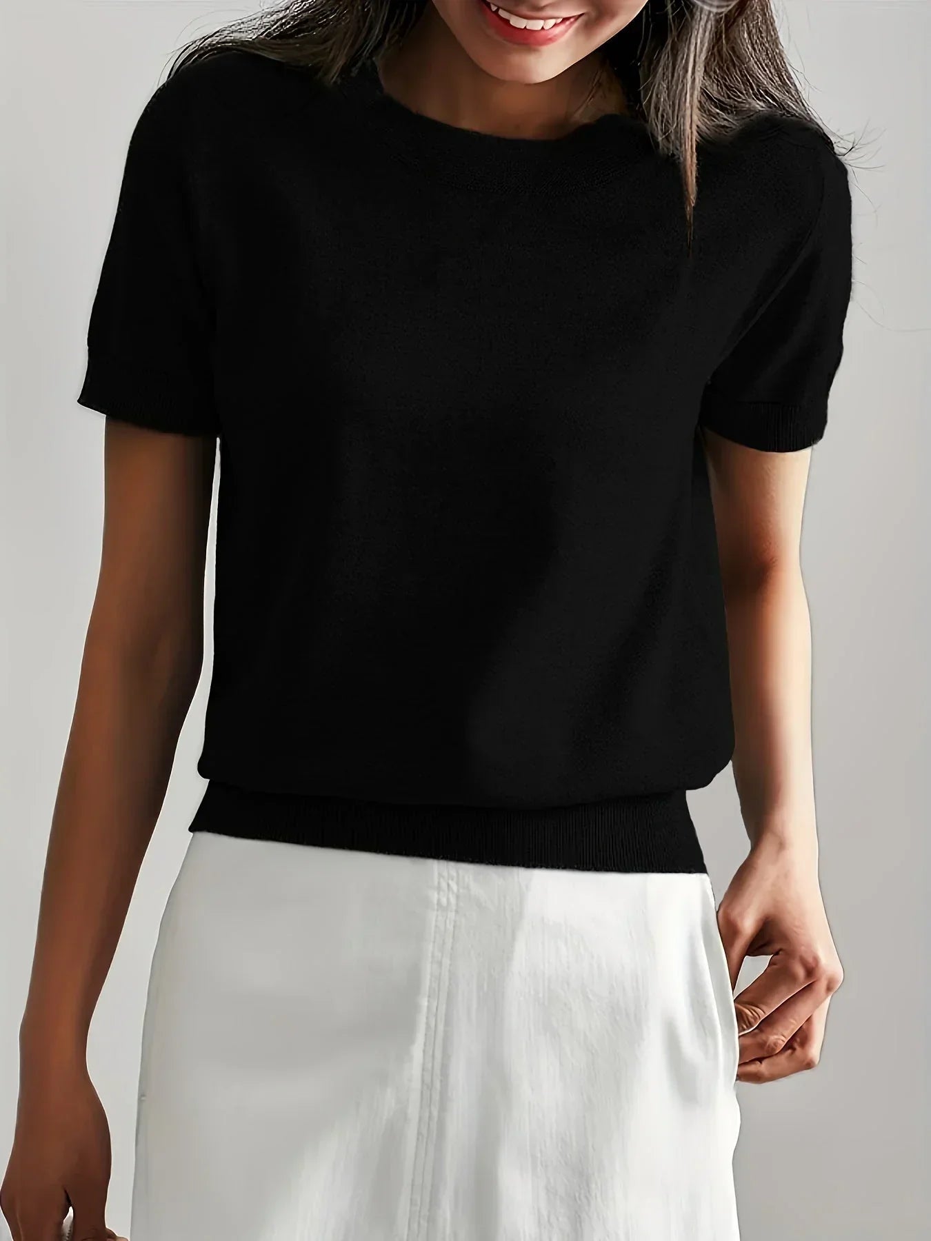 Camisola de Malha Fina para Mulher com Mangas Curtas e Acabamento em Riscas