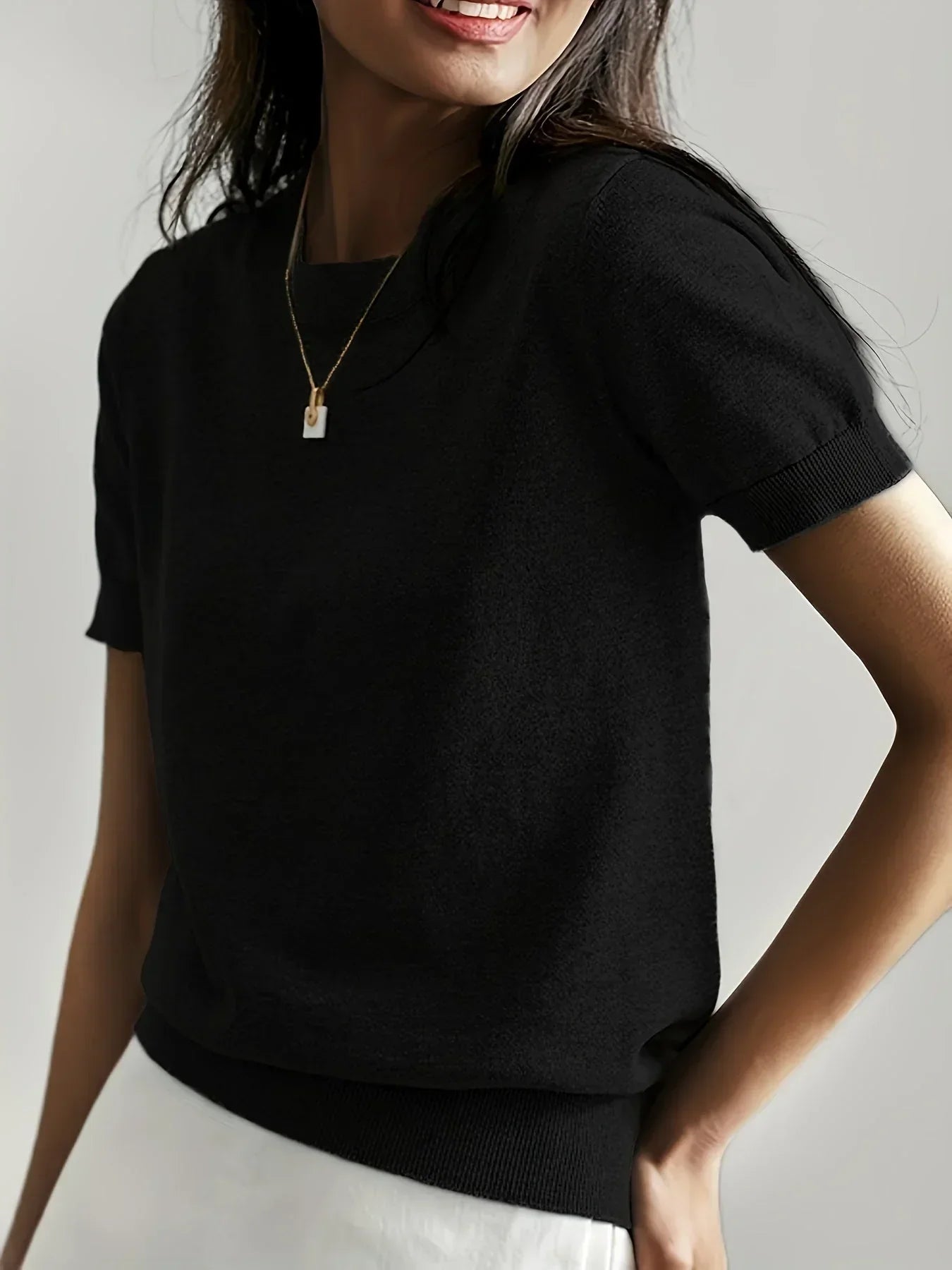 Camisola de Malha Fina para Mulher com Mangas Curtas e Acabamento em Riscas