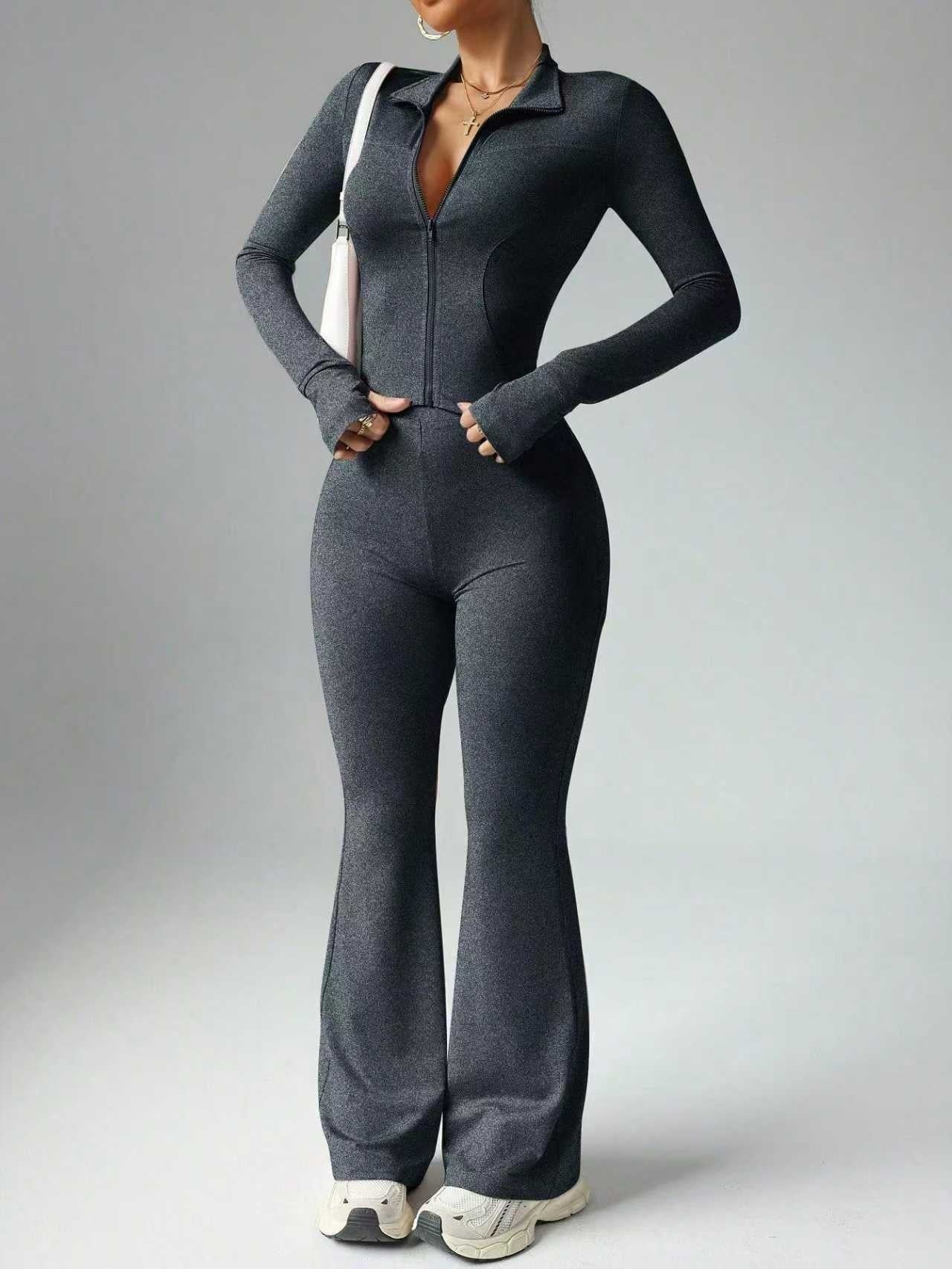 Conjunto deportivo para mujer con cremallera frontal y pantalón acampanado