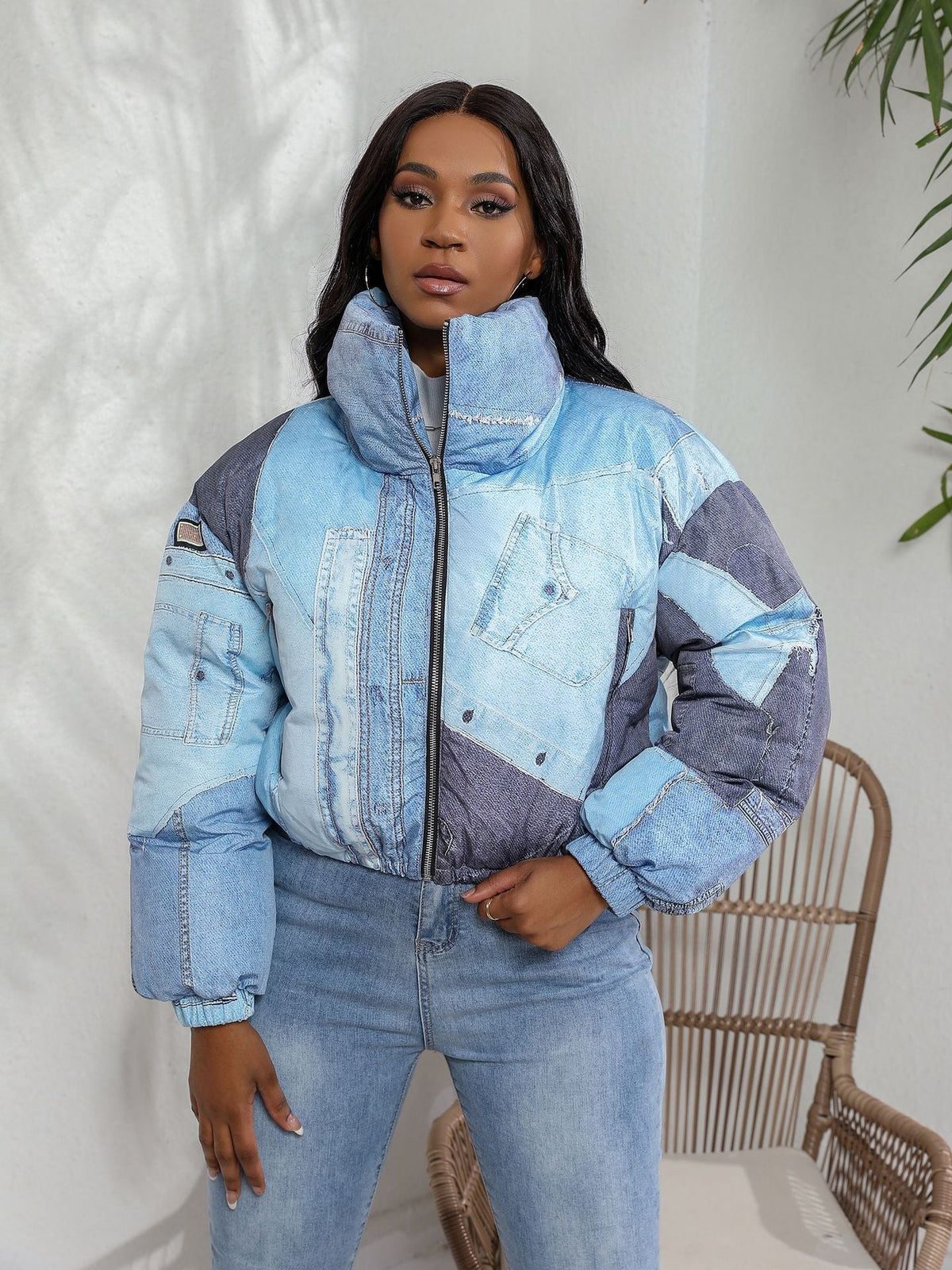 Kort vatteret pufferjakke til kvinder med denim-patchwork og høj ståkrave – varm vinterjakke med afslappet pasform, lynlåslukning og elastiske manchetter til afslappet streetwear og hverdagsbrug i koldt vejr