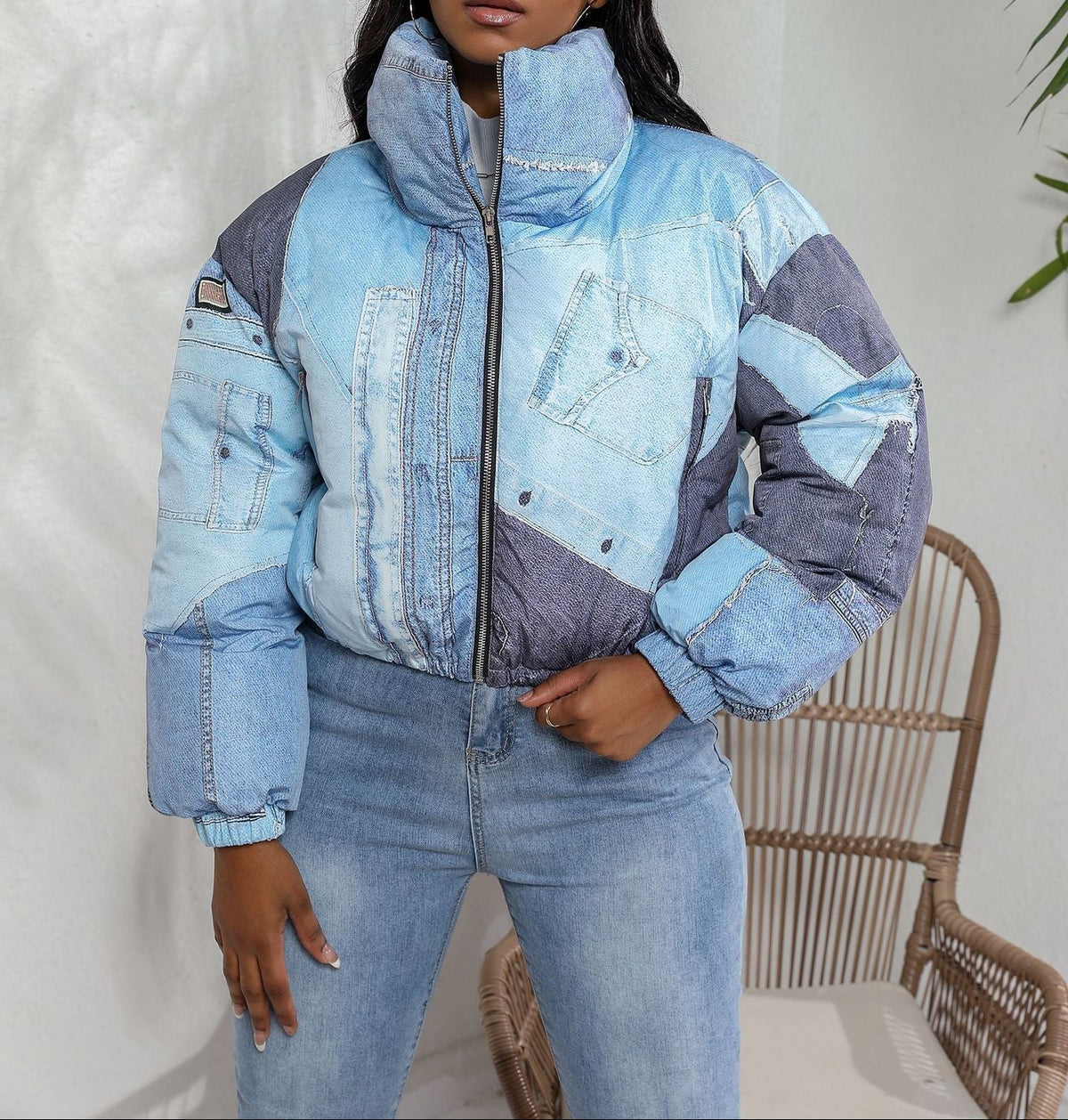 Naisten lyhyt toppatakki farkkutilkkudetaljeilla ja korkealla pystykauluksella – rennosti istuva lämmin vetoketjullinen talven ulkotakki joustavilla hihansuilla casual-katumuotiin ja arkiseen kylmän sään pukeutumiseen