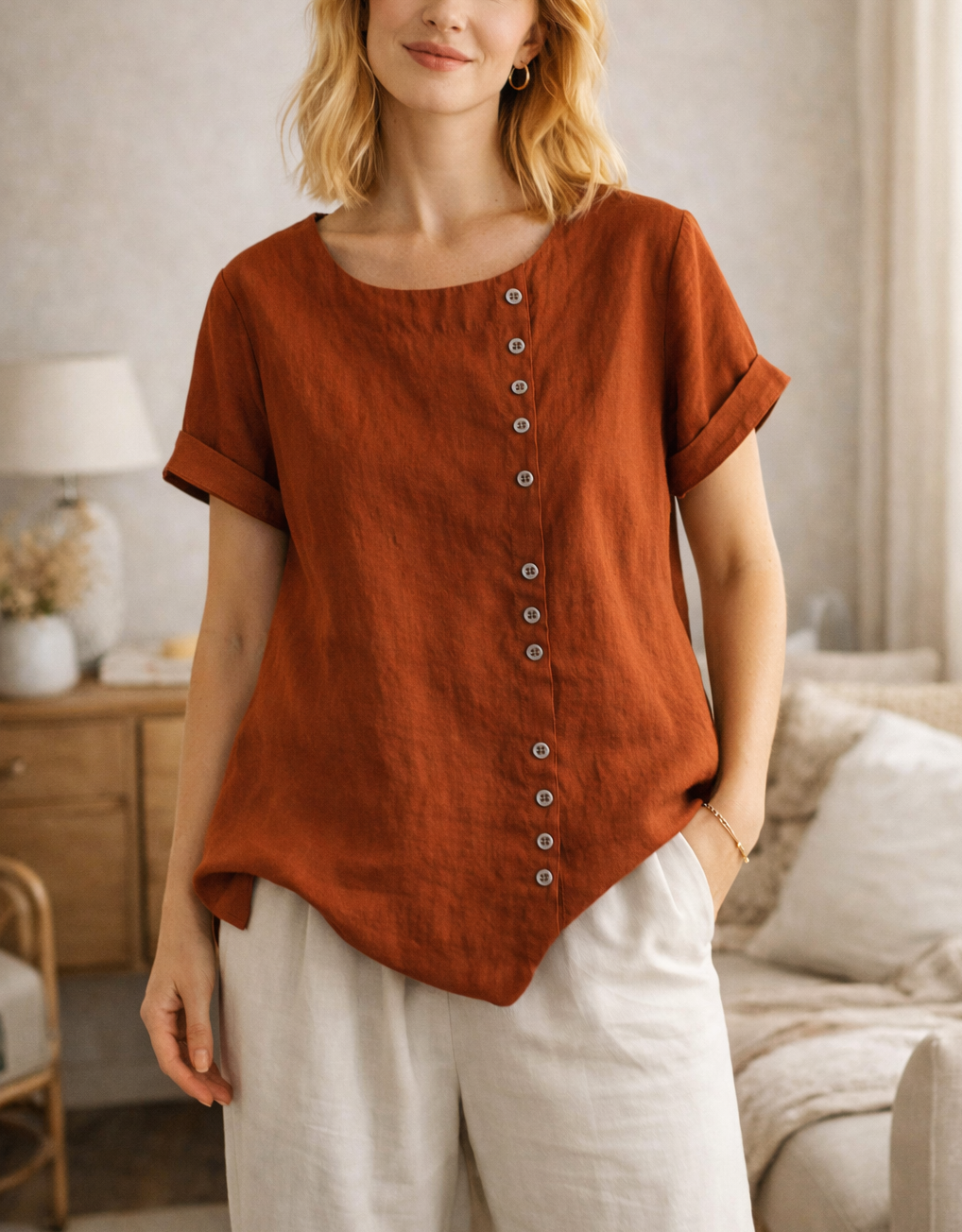 Camicia da donna comoda con bottoni e orlo inclinato