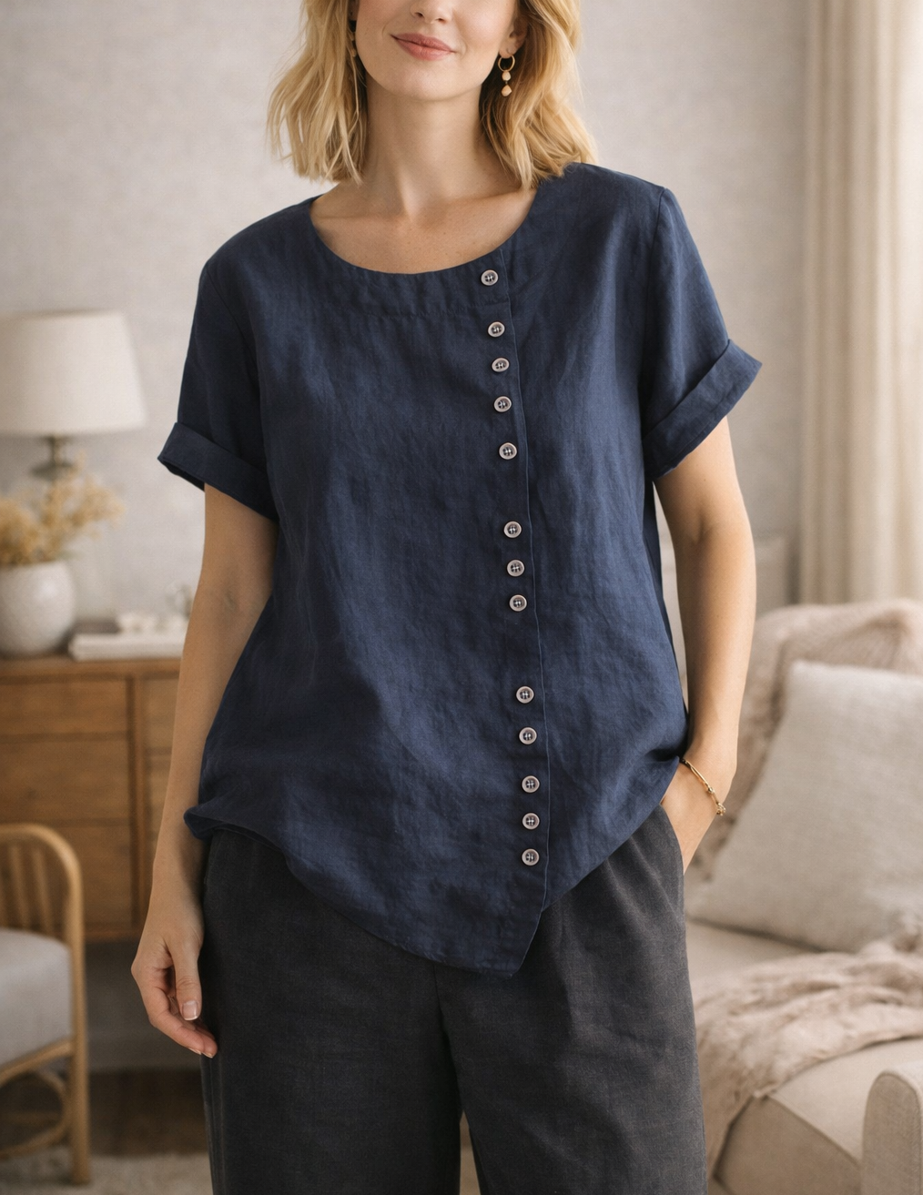 Camicia da donna comoda con bottoni e orlo inclinato
