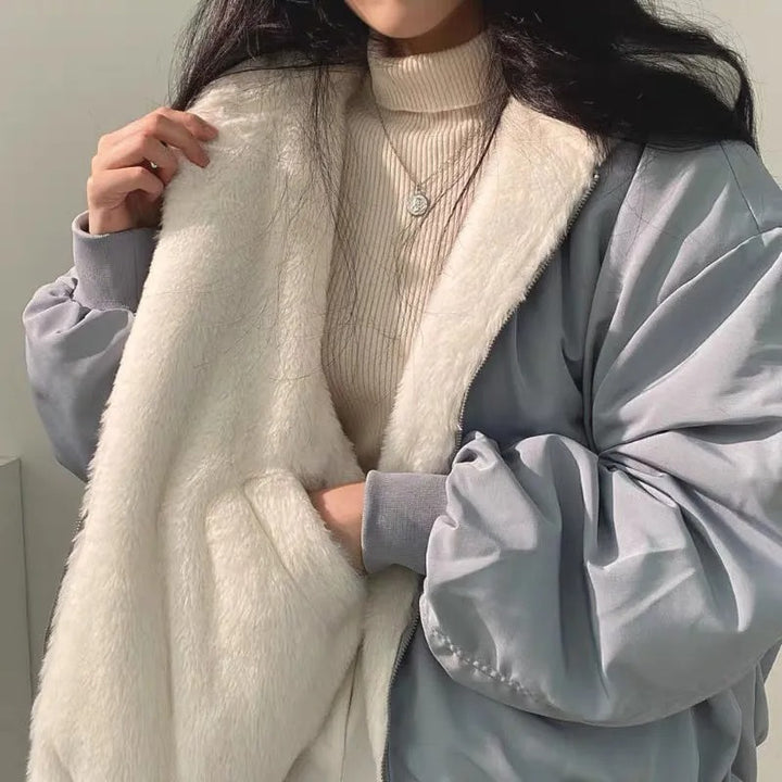 Dámská oversized bunda s podšívkou z teddy flísu - bomber kabát s kapucí na zip a kapsami pro každodenní nošení v chladném počasí