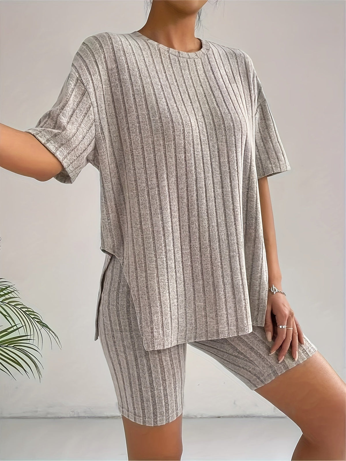 Set de damă cu tricou tricotat reiat cu mâneci scurte și pantaloni scurți mulați - ținută casual lejeră din două piese, pentru vară și confort zilnic