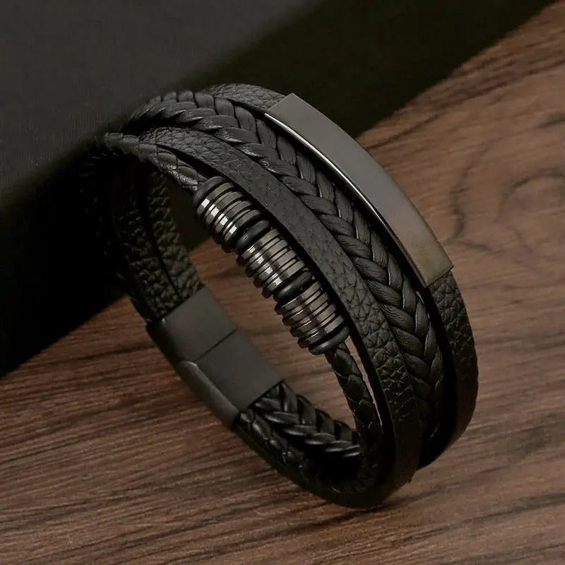 Pulsera trenzada de cuero para hombre con detalle metálico en capas, accesorio llamativo