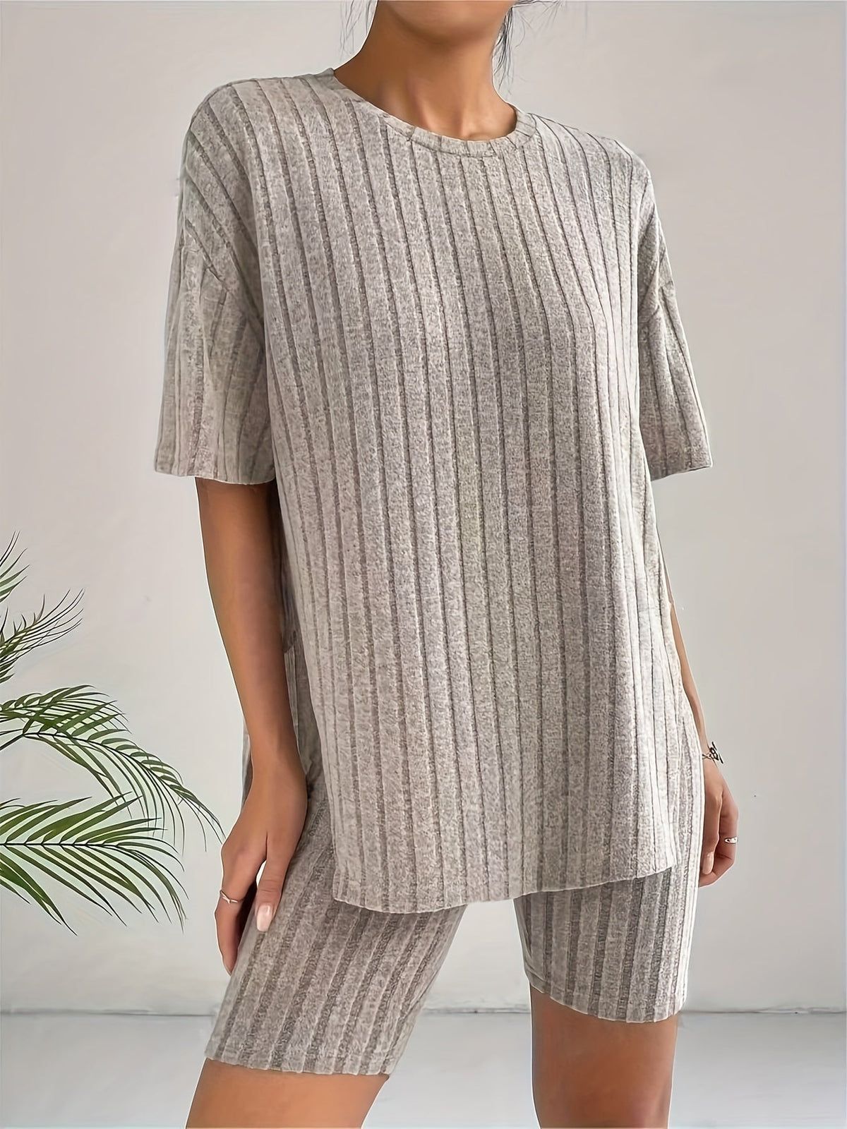 Set de damă cu tricou tricotat reiat cu mâneci scurte și pantaloni scurți mulați - ținută casual lejeră din două piese, pentru vară și confort zilnic