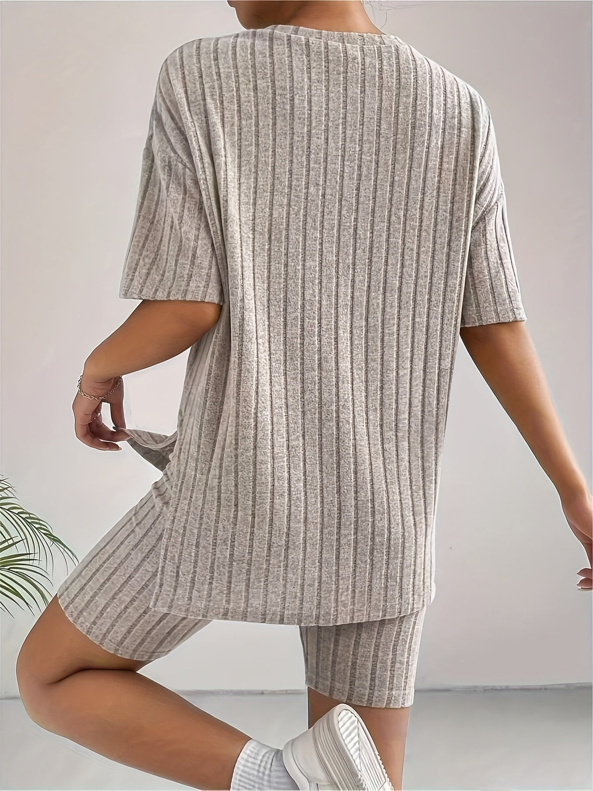 Set de damă cu tricou tricotat reiat cu mâneci scurte și pantaloni scurți mulați - ținută casual lejeră din două piese, pentru vară și confort zilnic