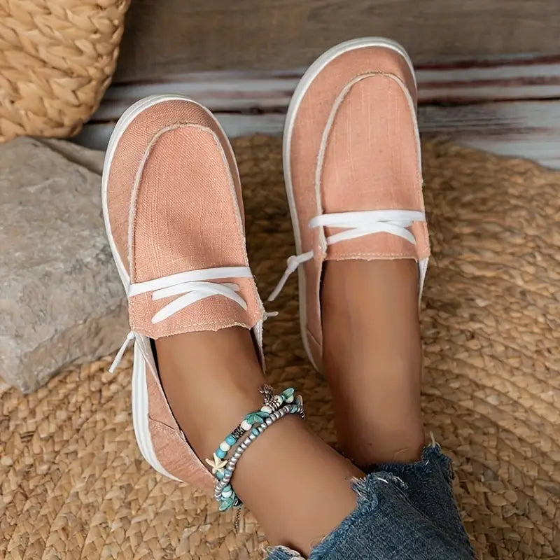 Жіночі лофери із заокругленим носком і декором у вигляді шнурівки – повсякденне пласке взуття для щоденних образів і невимушеного відпочинку на вихідних