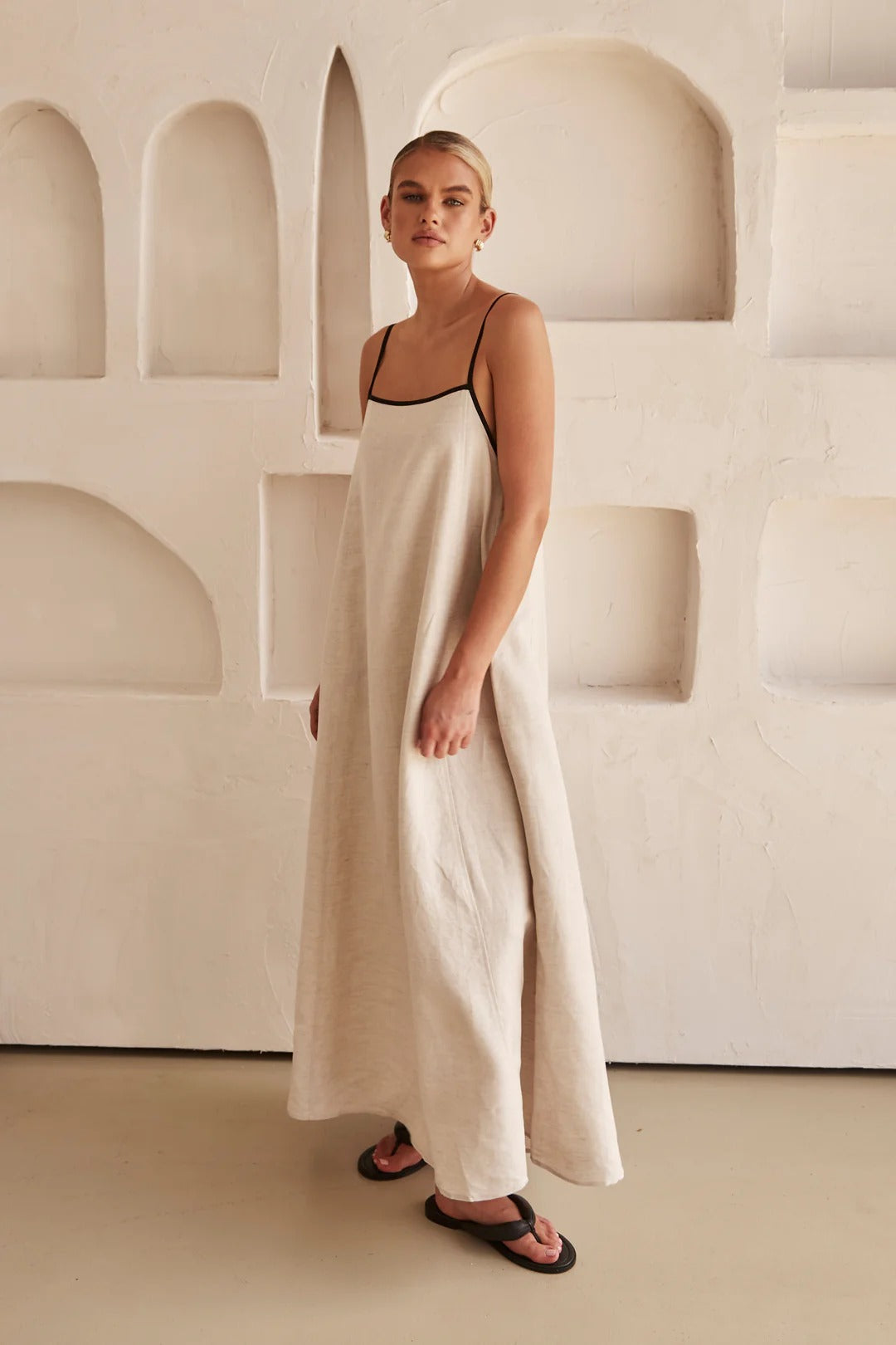 Abito lungo da donna con spalline sottili, silhouette fluida e rilassata