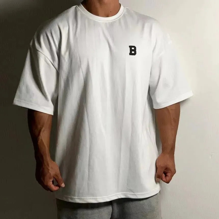 Pánské oversized fitness tričko – volný tréninkový top s kulatým výstřihem a spadlými rameny