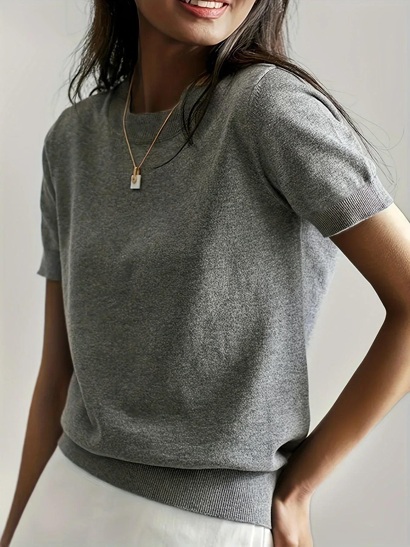 Camisola de Malha Fina para Mulher com Mangas Curtas e Acabamento em Riscas