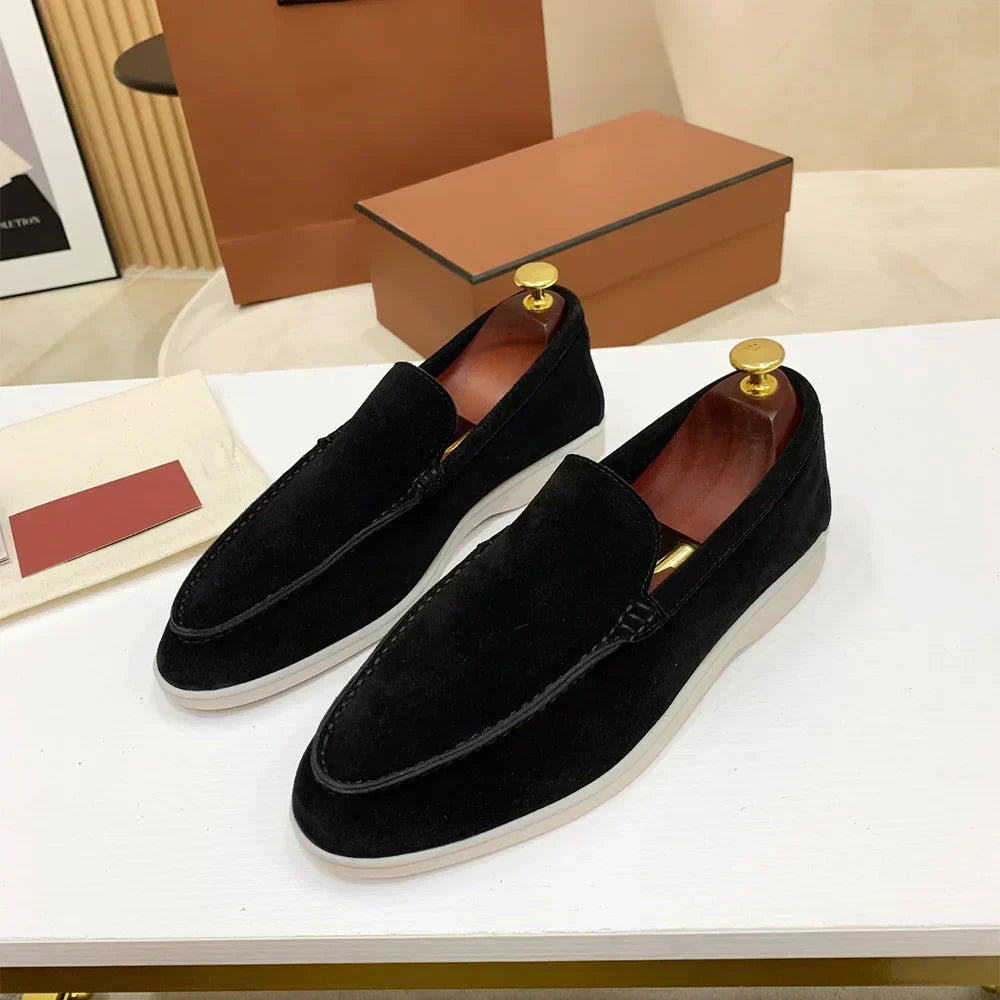 Mocasini bărbătești clasici, cu aspect de piele întoarsă - pantofi plați, eleganți și casual, cu cusături decorative în stil mocasin și talpă contrastantă, pentru purtare zilnică și la birou