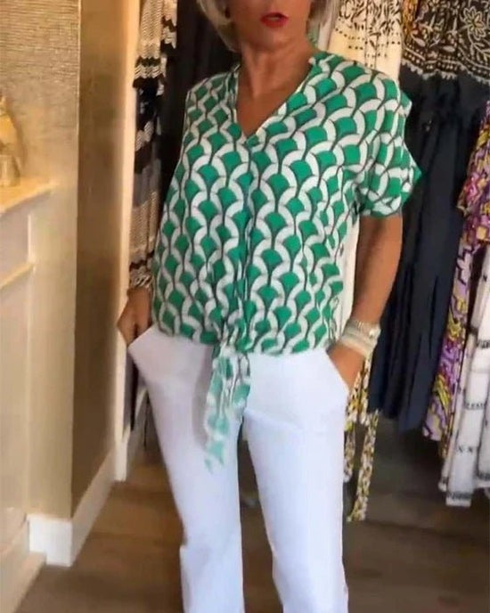 Women’s Geometric Print V-Neck Blouse – Relaxed Three-Quarter Sleeve Style for Work and Leisure