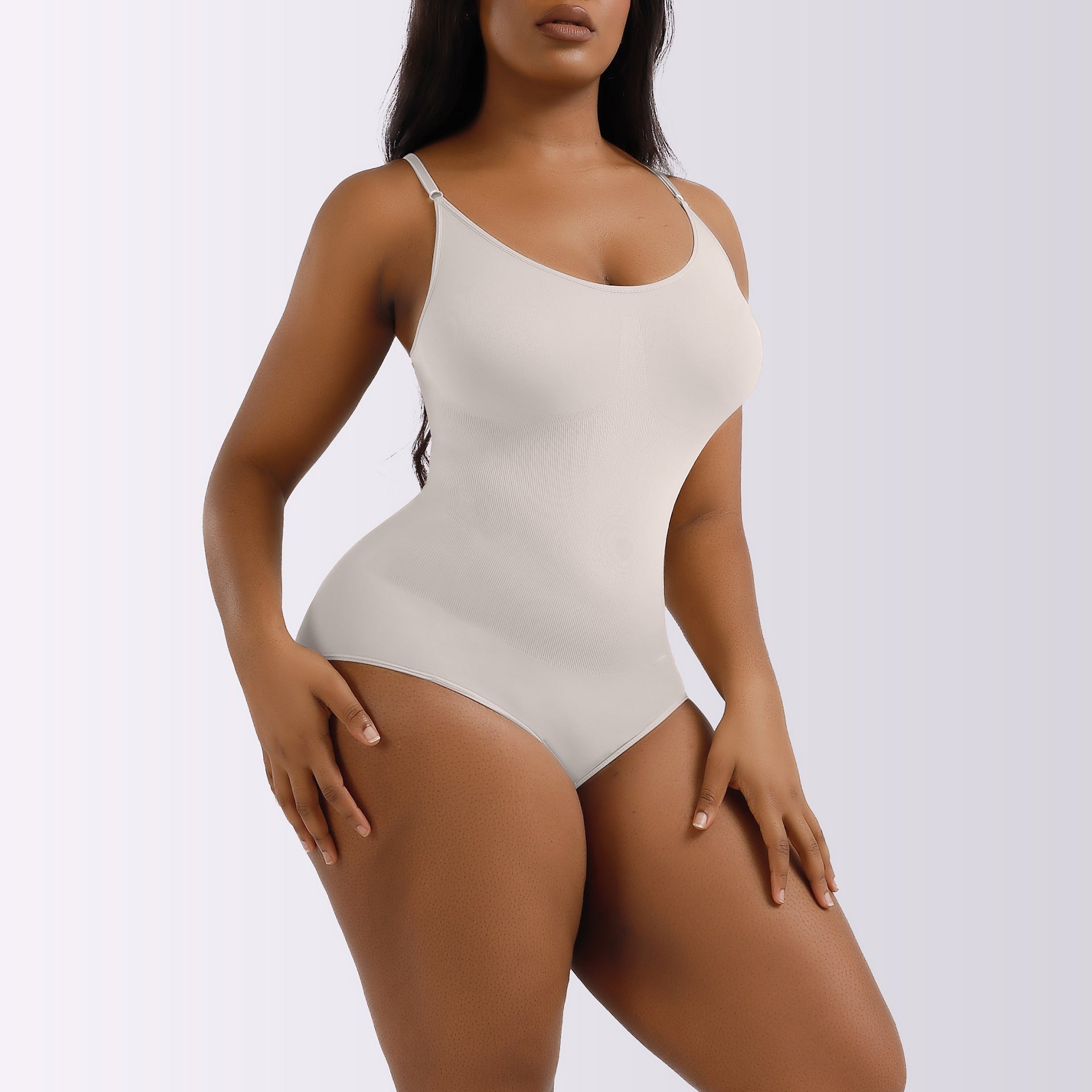 Dameformende bodysuit med justerbare stropper og glat pasform