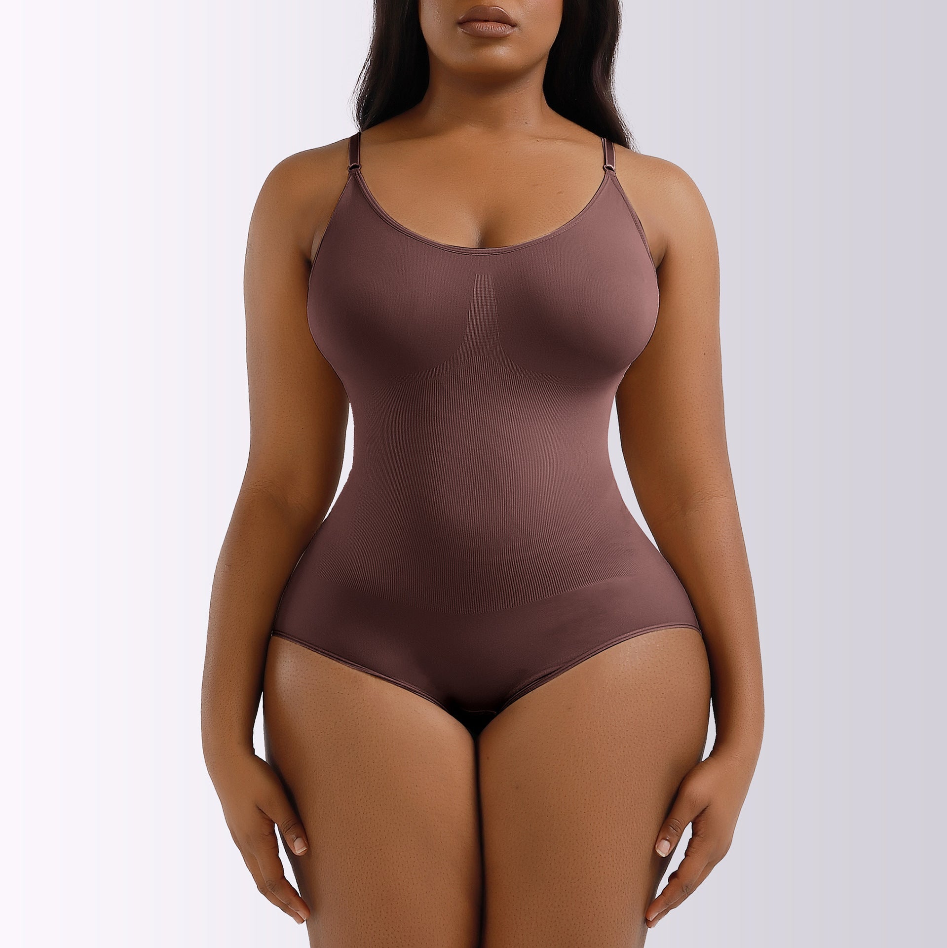 Dameformende bodysuit med justerbare stropper og glat pasform