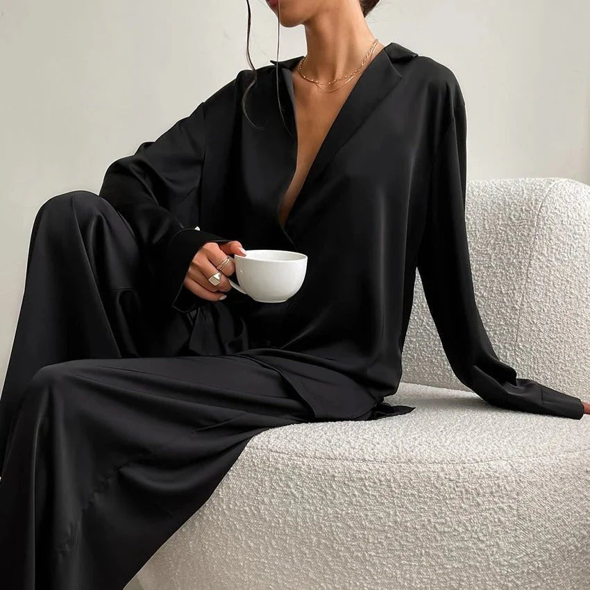 Sæt med satinbluse og bukser med vide ben til kvinder – afslappet loungewear til hjemmet og rejsen