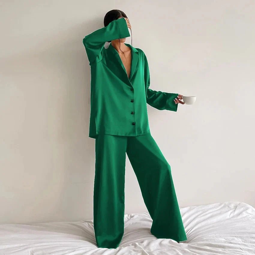 Sæt med satinbluse og bukser med vide ben til kvinder – afslappet loungewear til hjemmet og rejsen
