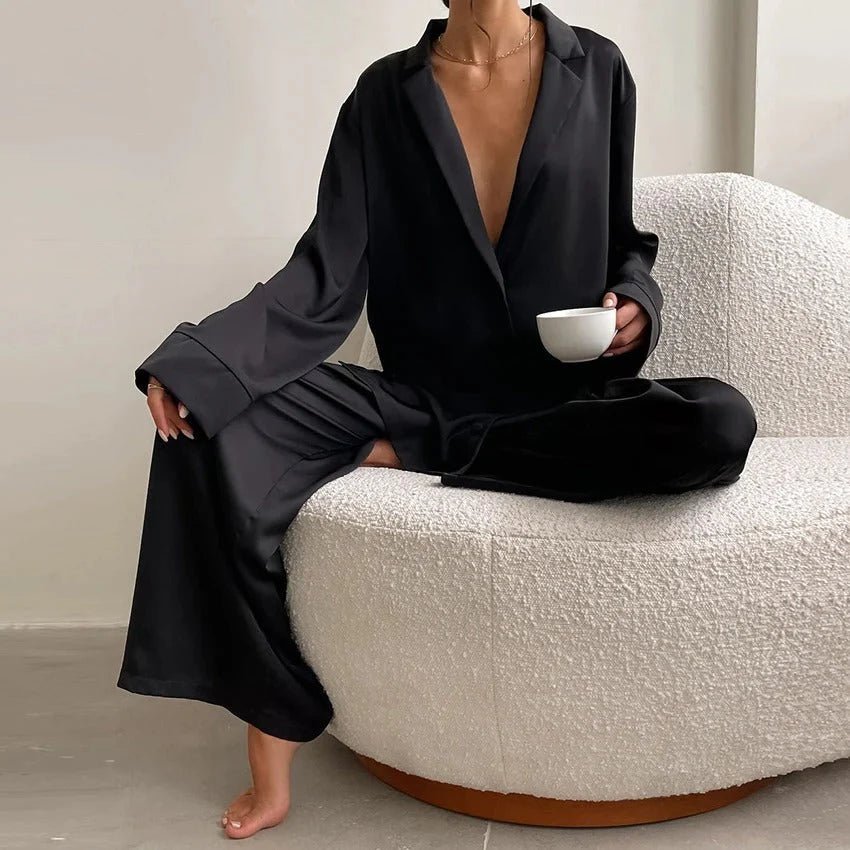 Sæt med satinbluse og bukser med vide ben til kvinder – afslappet loungewear til hjemmet og rejsen