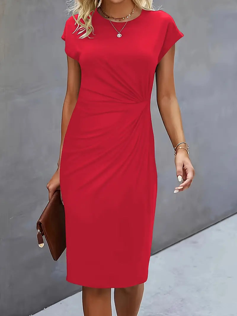 Kvinders bodycon-midi-kjole med rynket talje og korte ærmer